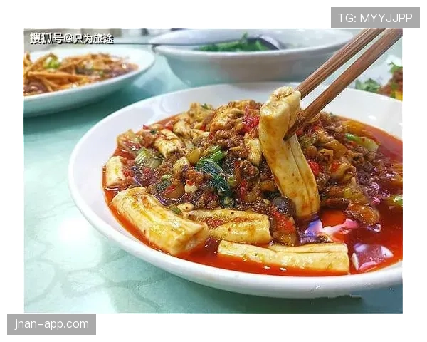 谌龙下馆子点菜像发号施令，隔壁桌没人看菜都在录他